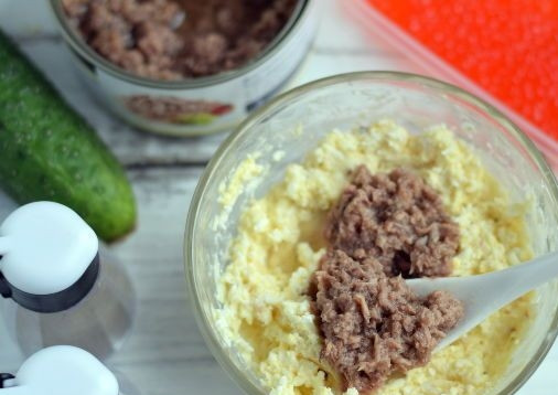 1. Этап. Бутерброды с тунцом и икрой: 4. Сливаем сок из консервы и добавляем тунца к остальной массе. Начинаем перемешивать массу до однородного состояния.