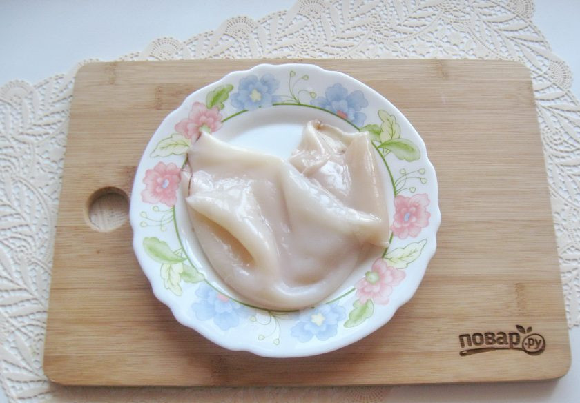 1. Этап. Салат Царская радость: Кальмар очистите от пленки, удалите хорду и промойте холодной водой.