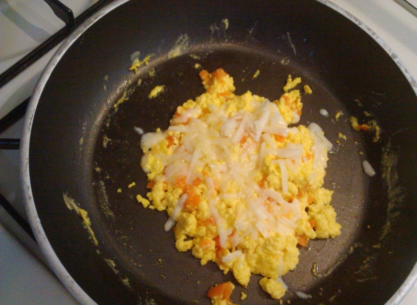 1. Этап. Омлет из желтков: 7. Сыр и морковь выложить к желтках и слегка перемешать. Отправить на сковороду со сливочным маслом и обжарить, помешивая. Такой вариант омлета прекрасно подойдет для детского завтрака.