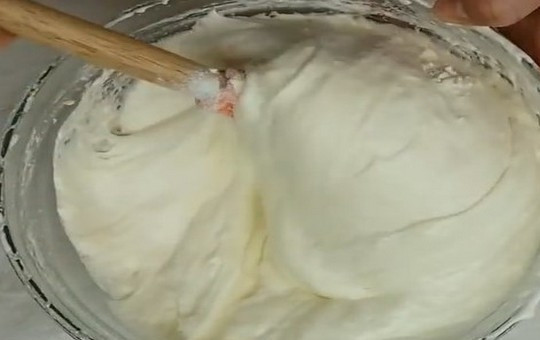 1. Этап. Бисквитный торт Подарочный: Просеянную муку, по частям, добавьте к полученной яичной массе, аккуратно перемешивая. Должно получиться негустое, мягкое тесто.