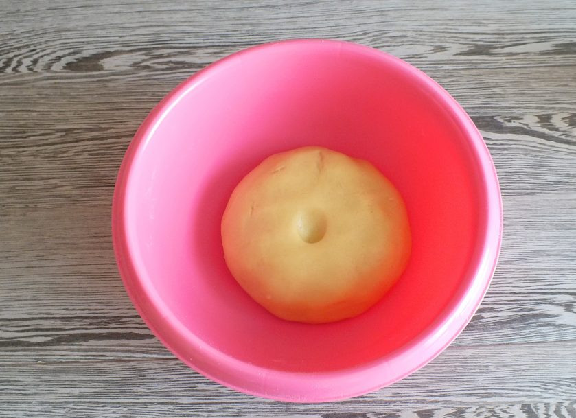 1. Этап. Пирог с творогом и сгущенкой: Тесто хорошо собирается в комок. Его консистенция мягкая, если нажмете пальцем, то останется след. Тесто округлите.