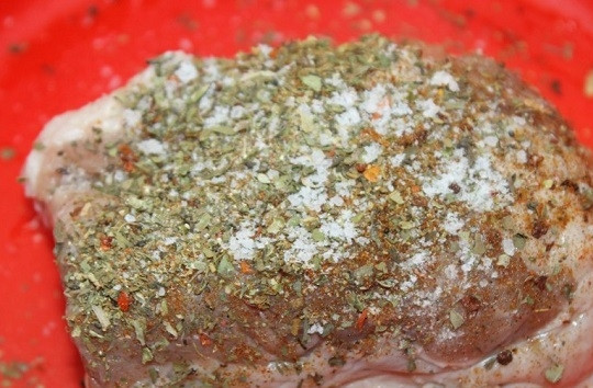 1. Этап. Буженина из свиной шеи: 3. Соедините в небольшой мисочке соль, специи для мяса и чеснок. Перемешайте и полученной смесью натрите свинину со всех сторон.