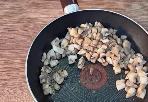 1. Этап. Индейка с грибами на овощной подушке: 7. Минуты через 3, постоянно помешивая появится жидкость. Продолжаем выпаривать воду до сухой сковороды, минут 5.