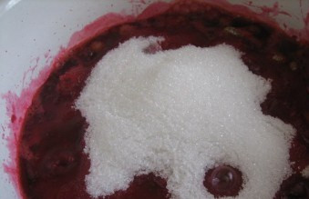 1. Этап. Варенье из крыжовника густое: 3. Добавим сахар, и тщательно перемешаем, чтобы сахар растворился.