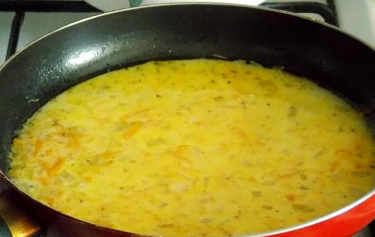 1. Этап. Тефтели с тыквой: Вливаем бульон, добавляем сметану, солим и приправляем специями.