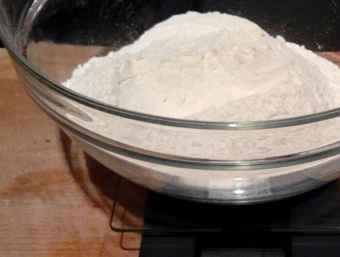 1. Этап. Тонкое тесто для пиццы без дрожжей: 2. Муку можно не просеивать. Смешиваем ее с разрыхлителем. Приготовив такое тонкое тесто для пиццы без дрожжей несколько раз, будете отмерять ингредиенты на глаз.