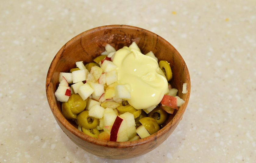 1. Этап. Салат с яйцом и яблоком: 5. Все перемешайте, заправьте майонезом.