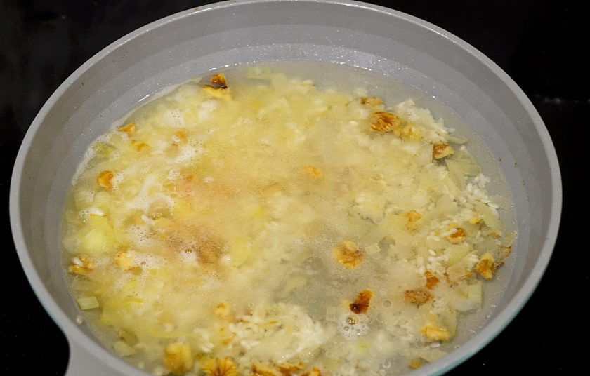 1. Этап. Рис с орехами: Залейте водой, посолите и готовьте на небольшом огне под крышкой, до полного испарения жидкости.