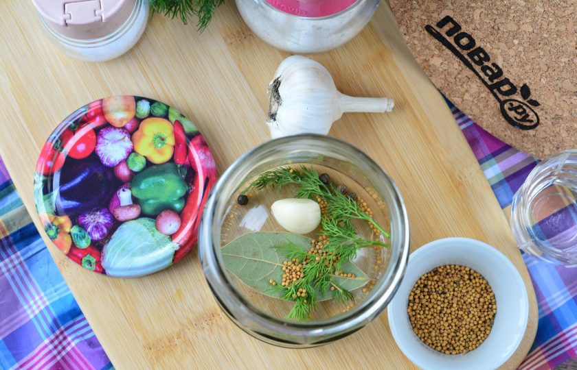 1. Этап. Огурцы с семенами горчицы: Добавьте чеснок и горчицу в зернах.