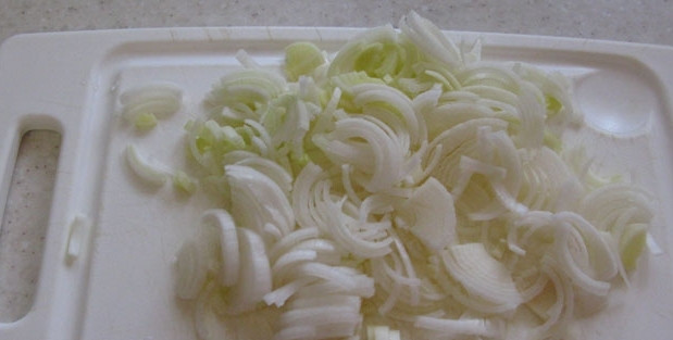 1. Этап. Кабачки тушеные с мясом: Для начала подготовим все ингредиенты. Нарезаем лук-порей полукольцами.