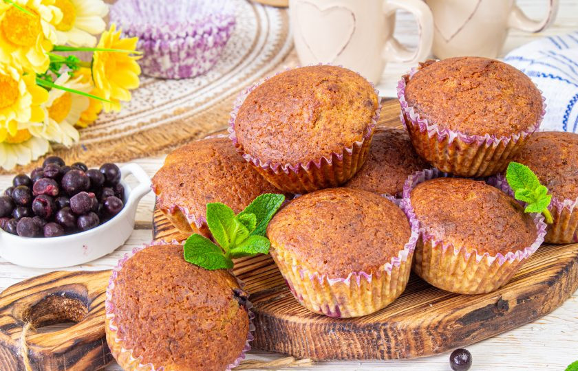 1. Этап. Кексы без глютена ПП: Готовность поверьте зубочисткой, она должна выйти сухой из середины кекса. Остудите кексы.