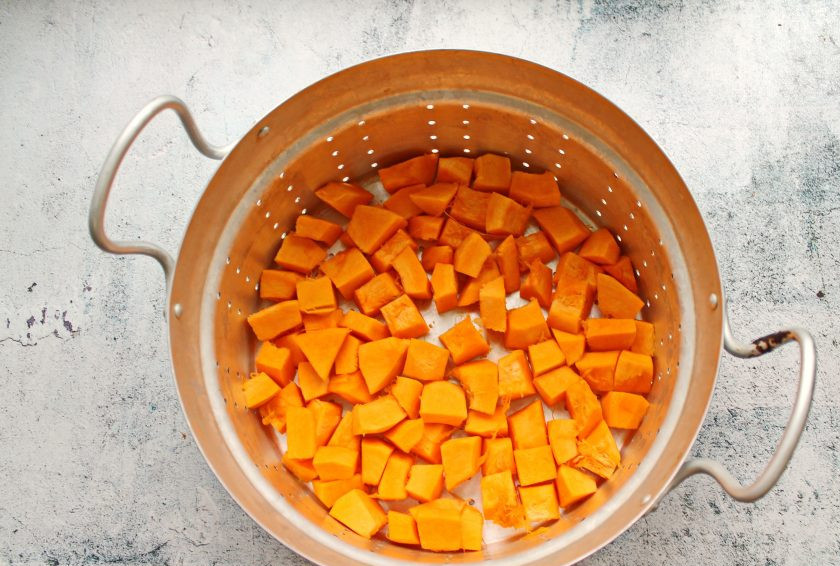 1. Этап. Тыквенный сок в соковарке на зиму: Выложите тыкву в сито соковарки и посыпьте сахаром. В нижнюю часть соковарки налейте воду до отметки и соберите ее, закрутив носик для слива сока.