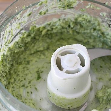 1. Этап. Бутерброды с базиликовым маслом: 1. Выложить сливочное масло, оливковое масло, базилик, петрушку, чеснок и лук в миску кухонного комбайна. Тщательно перемешать все ингредиенты до получения однородной консистенции. Приправить солью и перцем.