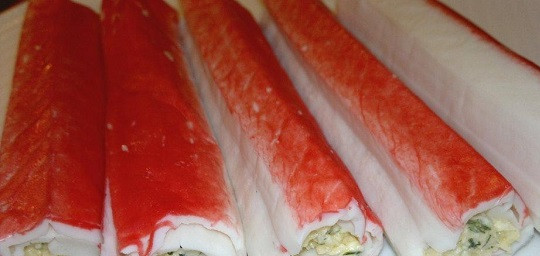 1. Этап. Крабовые палочки с сыром: 6. Плотно завернуть палочку обратно и можно сразу подавать блюдо к столу. Крабовые палочки с сыром в домашних условиях можно нарезать на 2-3 части, чтобы они смотрелись более презентабельно.