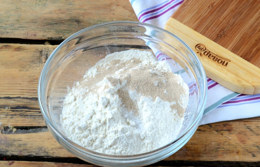 1. Этап. Бриошь классическая: Для начала подготовьте тесто для бриошей. В миску просейте необходимое количество муки, добавьте остальные сыпучие ингредиенты: соль, сахар, дрожжи. Все перемешайте.