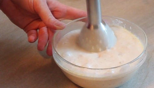 1. Этап. Сливочный суп со свининой: 8. Все овощи, выложенные в тарелку, вместе со сливками 