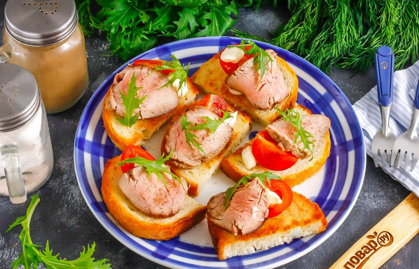 1. Этап. Канапе с ростбифом: Перед подачей посолите и поперчите закуску.