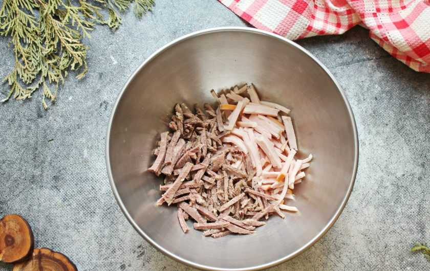 1. Этап. Салат Мясное ассорти: Отварную говядину и ветчину порежьте соломкой и выложите в салатник.