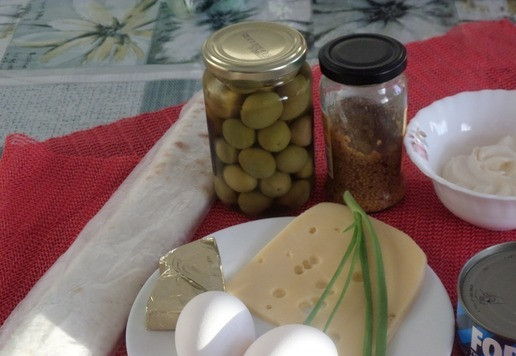 1. Этап. Рулет из лаваша Новогодний: Подготовим продукты. Куриное яйцо отвариваем заранее, остужаем и очищаем.