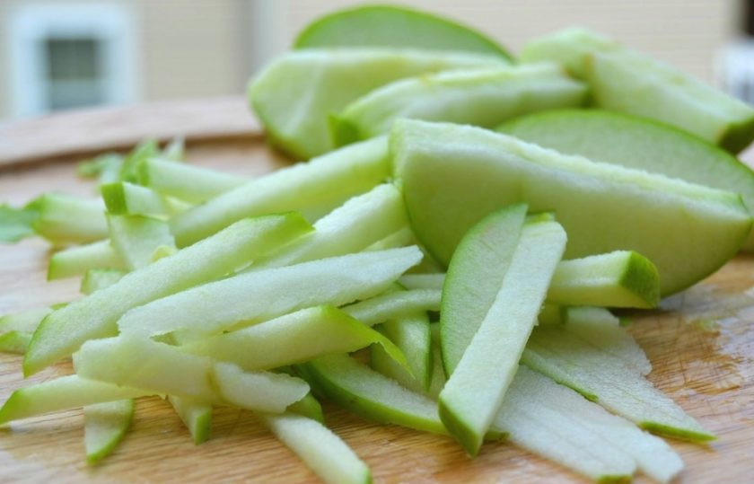 1. Этап. Салат с зелеными яблоками: 2. Промойте яблоко и порежьте его полосками.