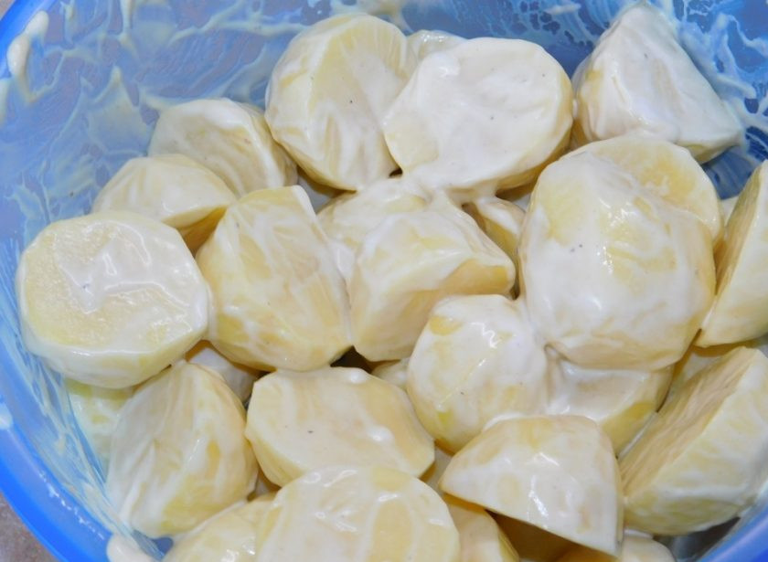 1. Этап. Картофель в горчичном соусе с укропом: Картофель нарежьте крупно и перемешайте с сметанно-горчичной смесью.