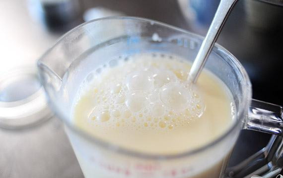 1. Этап. Кукурузный хлеб: 2. Смешать пахту и молоко в мерном стакане и добавить яйцо. Перемешать все вместе вилкой. Добавить соду и перемешать.