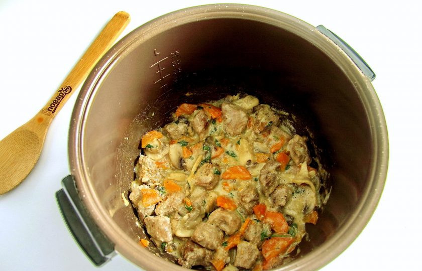 1. Этап. Индейка с грибами в мультиварке: В процессе приготовления мультиварку можно открыть и несколько раз все перемешать. В конце добавьте по желанию свежую зелень.