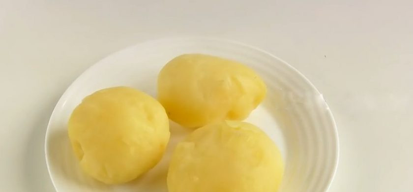 1. Этап. Быстрые пирожки на скорую руку в духовке: 1. Картофель отварите в мундире до готовности, очистите и приготовьте пюре. Творог с яйцом измельчите блендером или протрите через сито. Добавьте соду, перемешайте.