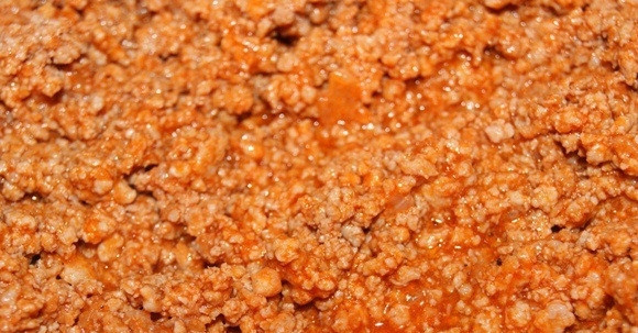 1. Этап. Мусака с картофелем: 1. Рецепт приготовления мусаки с картофелем нельзя назвать сложными, но тут достаточно много процессов, которые требует времени и чуточки усилий. Для начала необходимо приготовить фарш. Для этого нужно вымыть, просушить и пропустить через мясорубку мясо. На сковороде разогреть немного растительного (лучше оливкового) масла. Тем временем очистить и нарезать маленьким кубиком лук. Отправить его в масло и немного обжарить (до прозрачности). Добавить к луку фарш и, постоянно помешивая, чтобы не было комков, жарить несколько минут. Самое время добавить томатный соус. Теперь можно приправить солью, перцем, щепоткой сахара и корицы, вином. Все хорошо перемешать и тушить на медленном огне до испарения всей жидкости.