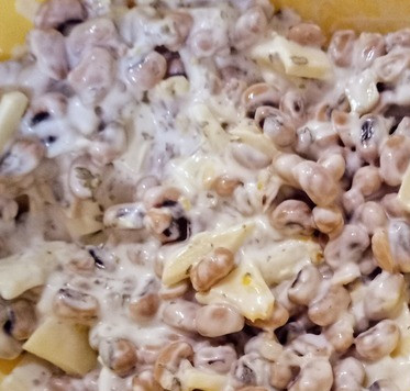 1. Этап. Кесадилья с курицей и лимоном: Готовим смесь на основе черной фасоли. В салатнице смешать кориандр, оставшуюся цедру лимона, лимонный сок, майонез, йогурт и моцареллу. Отложить в сторону.