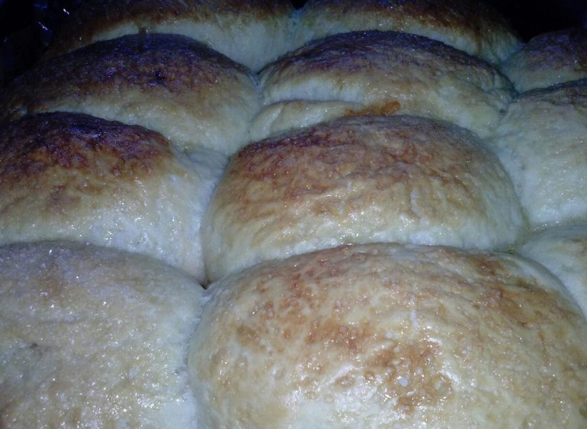 1. Этап. Выпечка на сыворотке: 4. Запекаем булочки около 20 минут при температуре 190 градусов. В моей духовке на это уходит именно 20 минут, но вы регулируйте выпечку и температуру сами (проверяйте ножом или спичкой готовность теста).