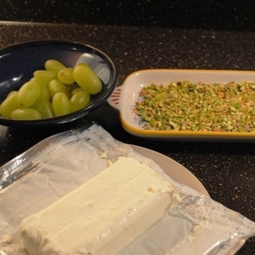 1. Этап. Сырные шарики с фисташками и виноградом: Сыр необходимо предварительно охладить, а виноград - помыть.