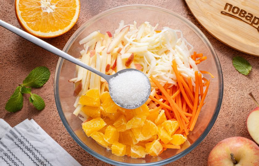 1. Этап. Фруктово-овощной салат: Переложите подготовленные ингредиенты в миску. Посыпьте сахаром и все перемешайте.