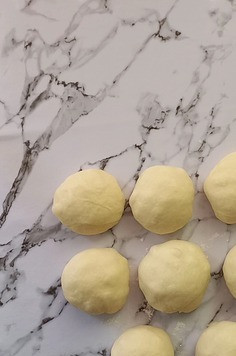 1. Этап. Отрывной пирог с творогом: Поделить тесто на 8 частей.