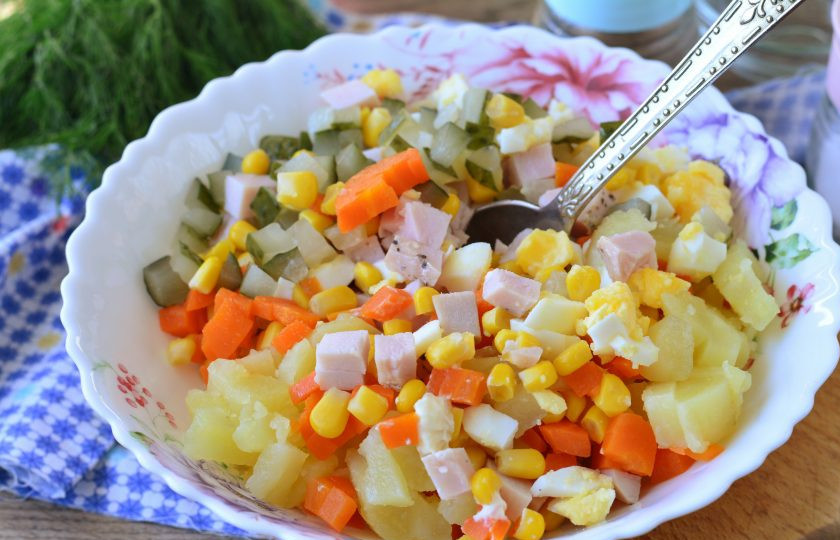 1. Этап. Салат с бужениной и кукурузой: Перемешайте все нарезанные компоненты и добавьте консервированную кукурузу.