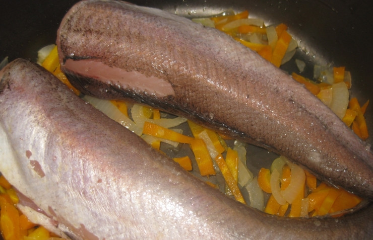 1. Этап. Рыба с овощами в мультиварке: Теперь мы перекладываем половину обжаренных овощей в тарелку, а в мультиварку помещаем рыбу.