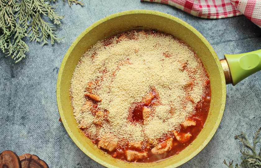 1. Этап. Кускус с индейкой: Сковороду снимите с огня, всыпьте в сковороду кускус, перемешайте, закройте крышкой и оставьте на 7-10 минут.