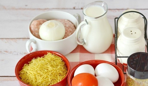 1. Этап. Запеканка из куриного фарша с вермишелью: Подготовьте всё необходимое для приготовления вкуснейшей запеканки из куриного фарша и вермишели. Помидор можно заменить на сладкий перец или вовсе исключить его. Специи также берите на свой вкус, ограничений нет никаких.