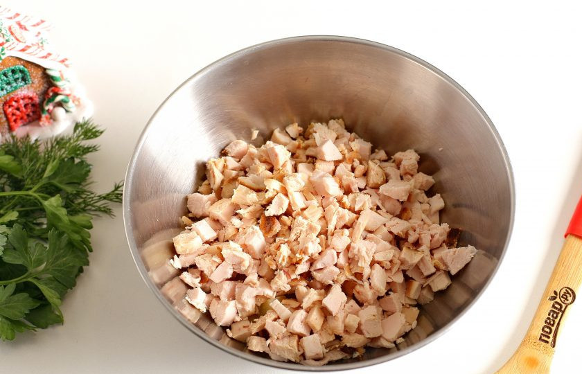 1. Этап. Салат Новогодняя сказка: Добавьте нарезанную примерно такими же кубиками копченую грудку.