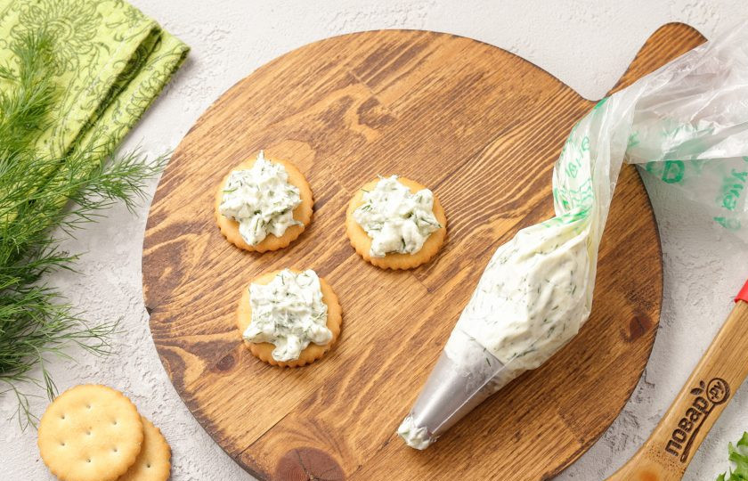 1. Этап. Канапе на крекерах: Если у вас немного канапешек, то можете просто намазать массу ложечкой. Будьте аккуратны, крекеры довольно нежные и хрупкие.