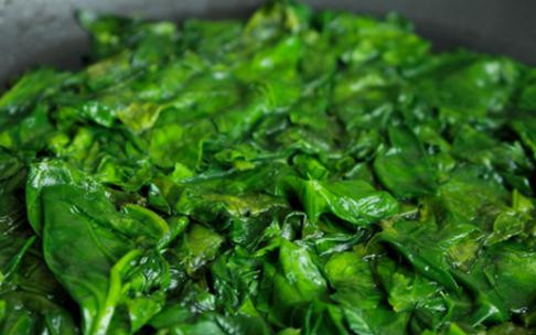 1. Этап. Перцы с зеленой пастой: Затем туда же добавляем тушеный шпинат и вновь измельчаем до однородности.