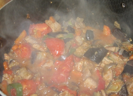 1. Этап. Баклажаны, жаренные со свининой: Перемешиваем содержимое сковороды, добавляем черный перец и солим по вкусу. Продолжаем тушить минут 20. Если вам нравится, когда в блюде много сока - закройте сковороду крышкой и тушите блюдо на огне чуть ниже среднего. Если вам по вкусу более сухой вариант - стойте возле открытой сковороды и периодически помешивайте ее содержимое. За несколько минут до готовности блюда, добавьте в него лавровый лист. Затем уберите сковороду с огня, дайте блюду настояться минут 10-15 и подавайте к столу.