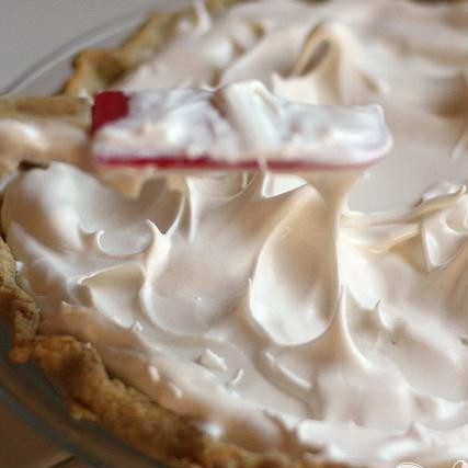 1. Этап. Бабушкин фруктовый пирог: Равномерно распределите и слегка декорируйте, сделайте что-то типа лёгких волн с пиками. Затем, поместите пирог в духовку на 5-8 минут. Приглядывайте постоянно, что-бы не сгорел.