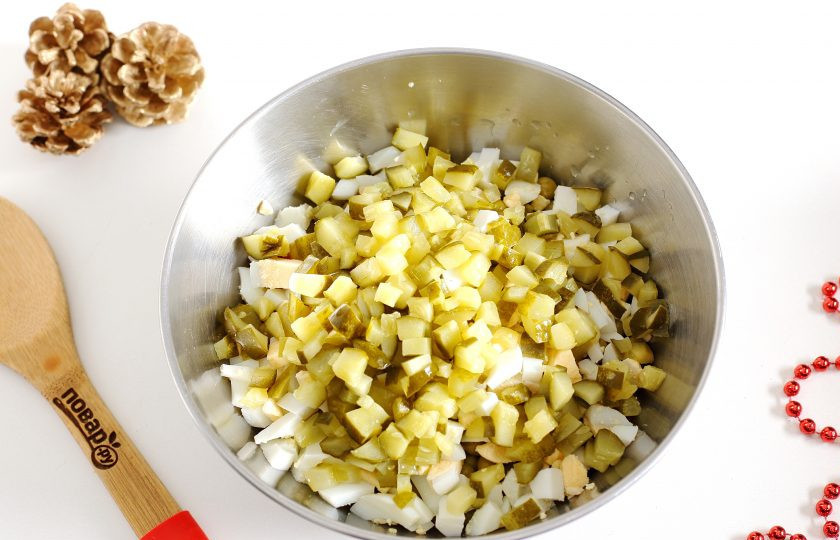 1. Этап. Оливье с бужениной: Огурцы нарежьте кубиками, отожмите и добавьте к остальным ингредиентам.