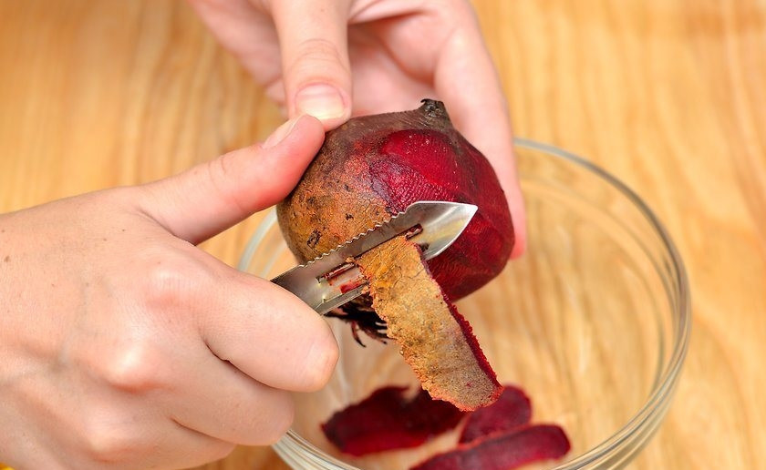 1. Этап. Рецепт борща из свеклы: Очистите тонким и острым лезвием свеклу, промойте ее под проточной водой и натрите на терке.