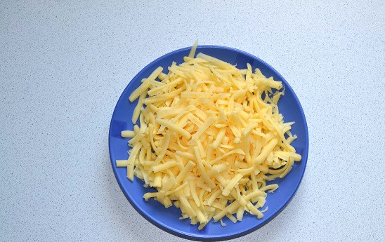 1. Этап. Заварные французские булочки: На средней или крупной терке натрите сыр.