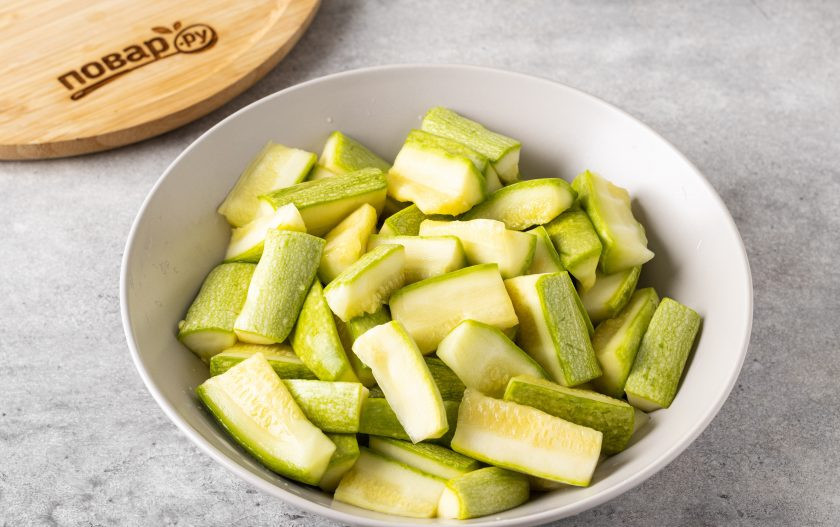 1. Этап. Кабачок маринованный в соевом соусе на зиму: Слейте с кабачков всю жидкость, которая выделилась. Немного отожмите их руками.