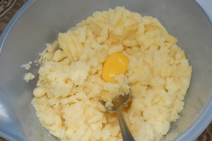 1. Этап. Картофельные зразы с квашеной капустой: Отварной картофель разминаем в пюре. Вбиваем яйцо и перемешиваем.