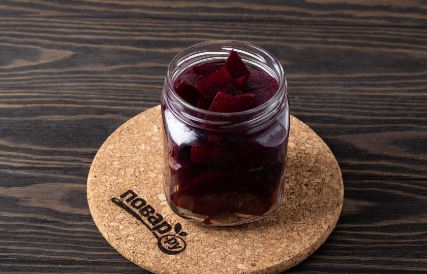 1. Этап. Свекла по-грузински на зиму: Заполоните банку свеклой.