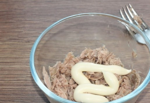 1. Этап. Гунканы с тунцом: 5. Заправляем майонезом (1 ст. л.) и перемешиваем.